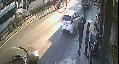 Yolun karşısına geçerken motosikletin çarptığı kadın yaralandı