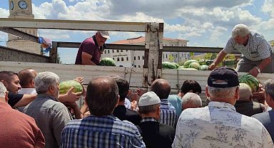 Yozgat'ta 17 ton karpuzu hayır için dağıttı