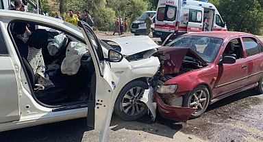 Yüksekova'da otomobil ile cip kafa kafaya çarpıştı: 8 yaralı