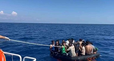 Yunanistan'ın geri ittiği 25 düzensiz göçmen kurtarıldı