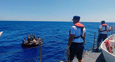 Yunanistan'ın Türk karasularına geri ittiği 20 düzensiz göçmen kurtarıldı