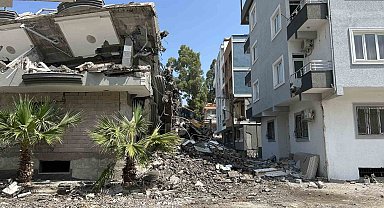 Yürekleri ağza getiren 5 katlı binanın yıkımı tamamlandı