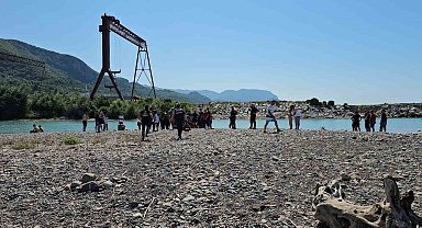 Yüzmek için dereye giren genç öldü