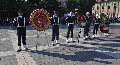 Zafer Bayramı kutlamaları çelenk sunumu ile başladı