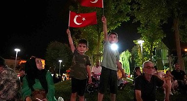 Zafer öyküsünü dev ekrandan izlediler