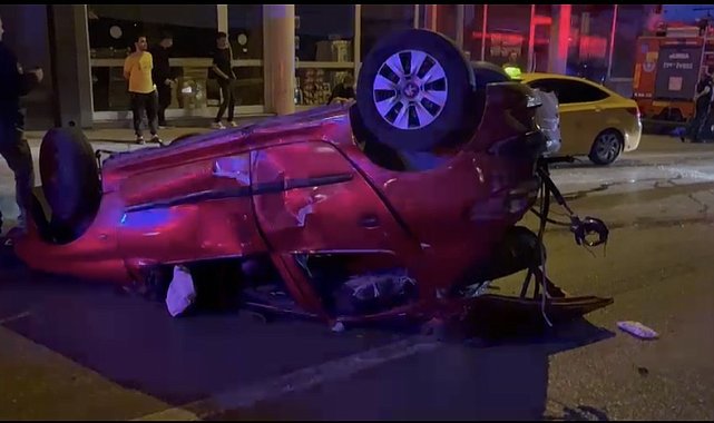 17 yaşındaki sürücü önce yayaya sonra cipe çarpıp takla attı: 4 yaralı