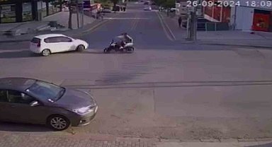 2 kişinin yaralandığı otomobil ile motosiklet kazası kameraya yansıdı