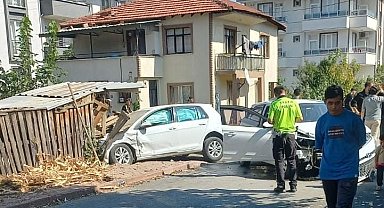 2 otomobil çarpıştı, 4 kişi yaralandı