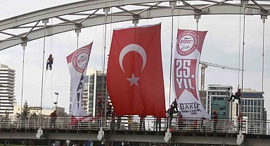 25.yıllarını köprüde bayrak açarak kutladılar