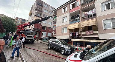 3 katlı binada yangın paniği: Mahsur kalanları itfaiye kurtardı