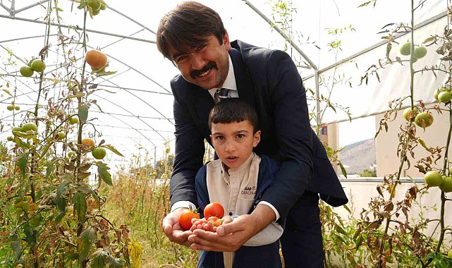 'Hem Eğitim hem Üretim' sloganıyla kurulan serada özel çocuklar toprakla buluşturdukları sebzelerin hasadını yaptılar
