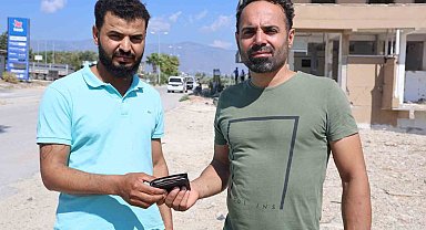 'İyilik yap, iyilik bul' sözü gerçek oldu: İçi para dolu cüzdanı sahibine teslim etti