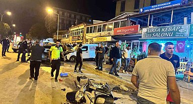 6 araca çarpan otomobilde 3 kişinin yaralandığı kaza güvenlik kamerasına yansıdı