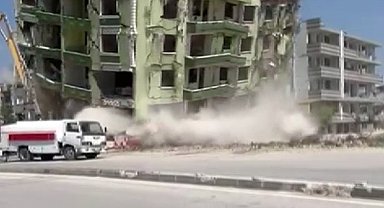 7 katlı binanın yıkılma anı saniye saniye kameraya yansıdı