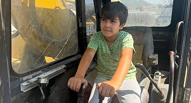 7 yaşındaki çocuk iş makinelerı kullanıyor