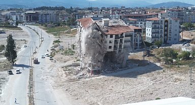 9 katlı binanın yerle bir olma anı dron kamerasında