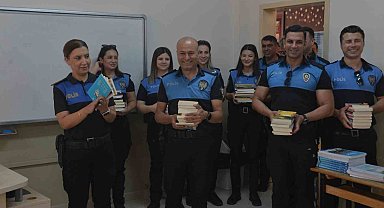 Adana polisi önce kitap dağıttı, sonra da çocuklarla okudu