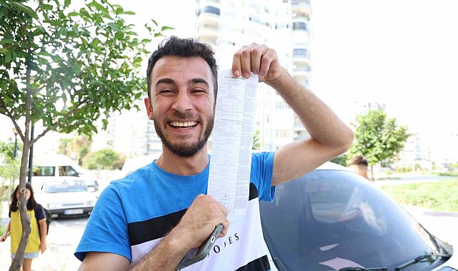 Adana'da trafik cezası yiyen sürücü ceza makbuzuyla hatıra fotoğrafı çektirdi