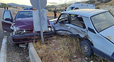 Adıyaman'da iki otomobil çarpıştı: 4 yaralı