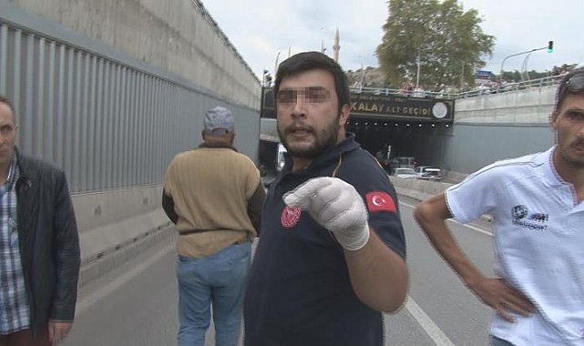 Afyonkarahisar'da otomobil bariyerlere çarptı: 3 yaralı