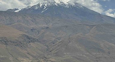 Ağrı Dağı'na yaz mevsiminden sonra ilk kar düştü