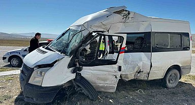 Ağrı'da yola kontrolsüz çıkan minibüs tırla çapıştı: 1'ağır, 3 yaralı