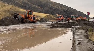 Ahlat-Adilcevaz kara yolunda heyelan