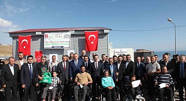 Ahlat'ta 50 engelliye akülü araç hediye edildi