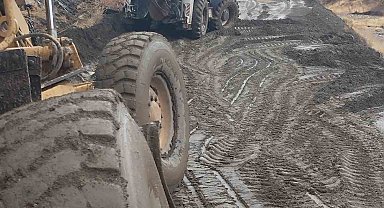 Ahlat'ta sel nedeniyle kapanan köy yolları ulaşıma açıldı