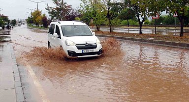 Ahlat'ta şiddetli yağış sel ve taşkınlara neden oldu