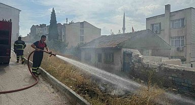 Akaryakıt istasyonu yakınında çıkan yangın paniğe neden oldu
