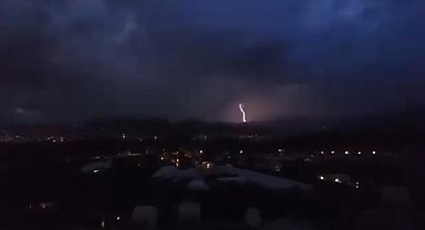 Alanya'da denizde hortum çıktı, şimşekler geceyi aydınlattı