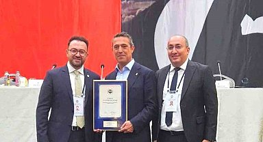 Ali Koç, Erzurum Fenerbahçeliler Derneği'ne akreditasyon belgesini verdi