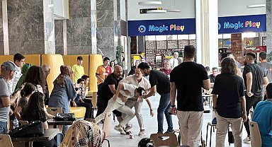 Alışveriş merkezinde "Heimlich" deneyi: Önce korkuttu, sonra büyük alkış aldı