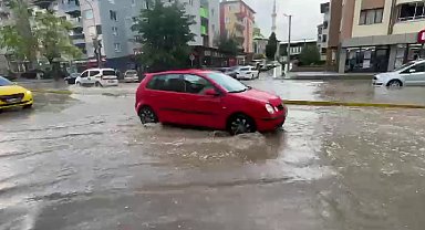 Aniden bastıran kuvvetli yağış Eskişehir'de hayatı olumsuz etkiledi