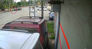 Aniden yola çıkan araç motosiklet sürücüsünün yaralanmasına neden oldu