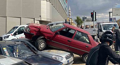 Ankara'da kontrolden çıkan araç çarptığı otomobilin üstünde asılı kaldı