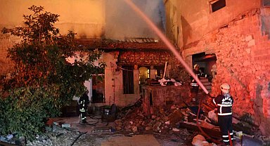 Antakya'da metruk bina alevlere teslim oldu