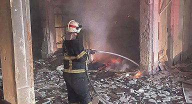 Antakya'da metruk iş yeri alevlere teslim oldu