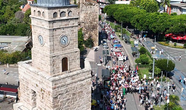 Antalya caddeleri Yörük Göçü'yle şenlendi