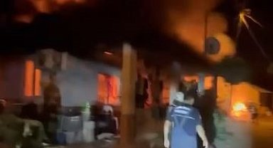 Antalya'da 2 gecekondu alev alev yandı