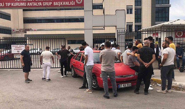 Antalya'da 22 yaşındaki motosiklet sürücüsü bariyerlere çarparak hayatını kaybetti
