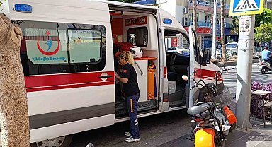 Antalya'da ani fren yapan motosiklet devrildi, sürücü yaralandı