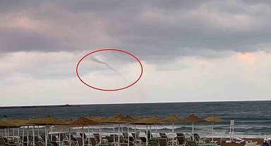 Antalya'da denizde üç ayrı noktada hortum çıktı, tatilciler deniz keyfine ara vermedi