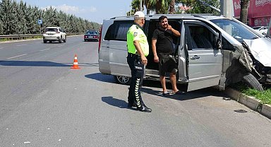 Antalya'da hafif ticari araç aydınlatma direğine çarptı, sürücü yara almadan kurtuldu
