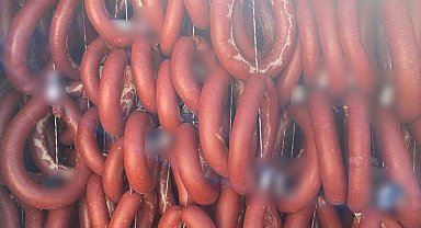 Antalya'da halk sağlığını tehdit eden 2,4 ton sucuk imha edildi
