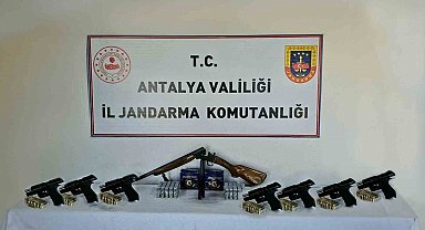 Antalya'da iki ilçede ruhsatsız silah operasyonu: 4 kişiye adli işlem