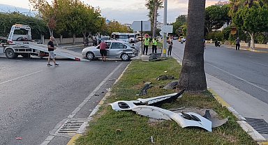 Antalya'da iki otomobil çarpıştı: 2 yaralı