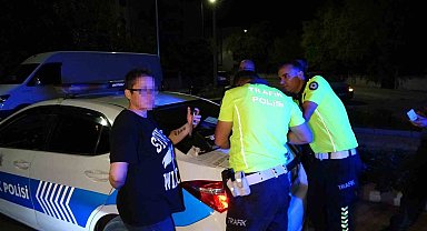 Antalya'da otomobil ve kamyonet çarpıştı: Alkollü sürücü tehditler savurdu