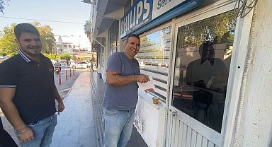 Antalya'da sabah dükkanını açan esnaf, kapıya konan siftah zarfıyla şaşırdı